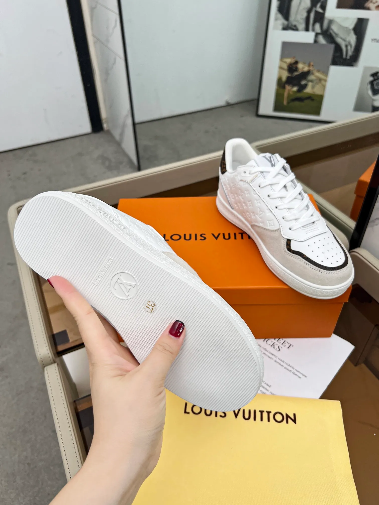 👟👟Ex-factory price 580👟👟 The new designs and colors on the v official website are updated simultaneously. This LV Stadium sneaker uses faded effect Monogram denim to perform a retro design, and is elegantly trimmed with plain leather and suede cow leather. LV lettering on the tongue and Louis Vuitton Paris embossed logo on the rubber outsole confirm the brand's identity. Code number: 36#-42# (35# 42# can be customized)